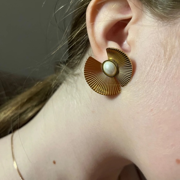 18k Gold Plated Scalloped Oval Pearl Earrings - Picture 6 of 11